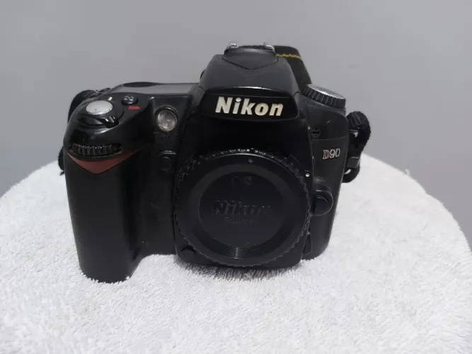 Câmera fotográfica Nikon D90. Com defeito na cortina/obturador. Para aproveitar peças.r