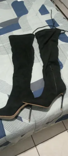 Bota em camurça cano longo bico fino Tam 37