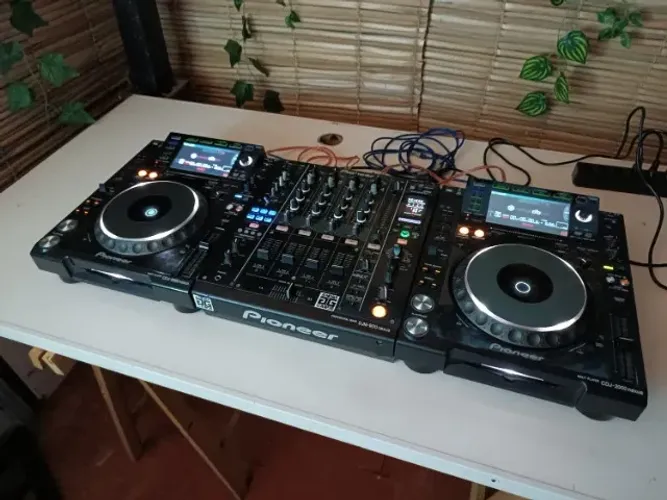 Vendo setup completo, par de CDJ Pioneer 2000 Nexus, Mixer 900 Nexus em cases individuais