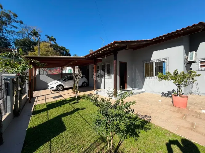 Casa (2 casas no mesmo terreno) com 5 Quartos à Venda no Bairro Real Parque- São José/SC