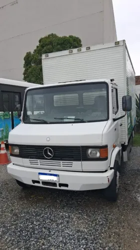 Caminhão MB 710/42,5 com baú