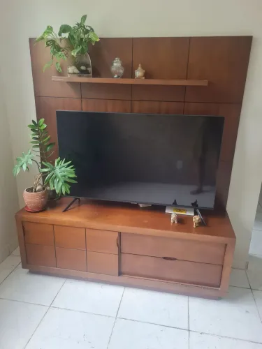 Rack e painel de madeira