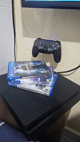 PlayStation 4 sim - 1TB de memória, com 3 jogos em mídia física. 