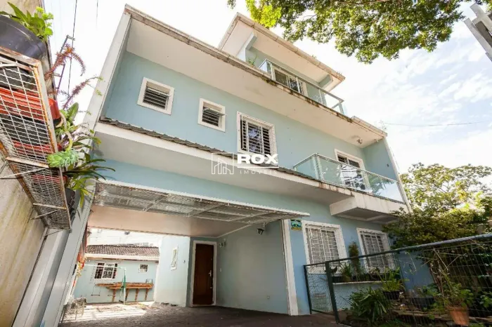Sobrado com amplo quintal, 3 quartos, sendo 1 suíte máster com hidro à venda, 210 m² por -