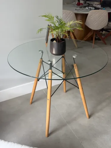 Mesa Eames Eiffel Redonda 90cm  Tampo de vidro incolor, base em madei