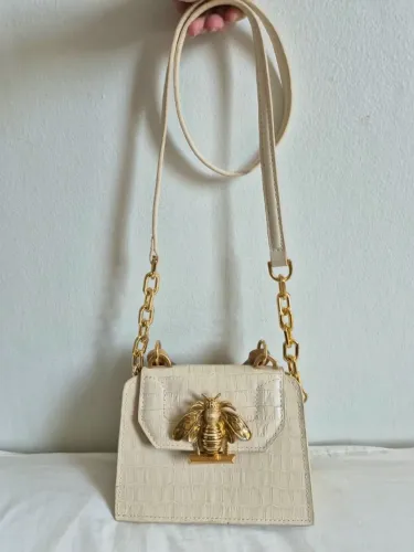 Mini Bolsa Schutz Premium em Couro e Alça de Madeira super conservada em promoção