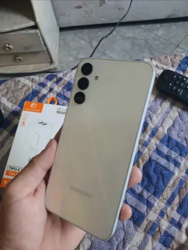 Vendo celular a15 128 gigas mais relógio digital aura fit ambos novos
