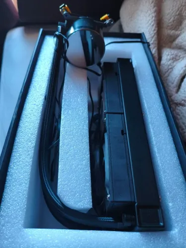 Water cooler 240mm com visor de temperatura.