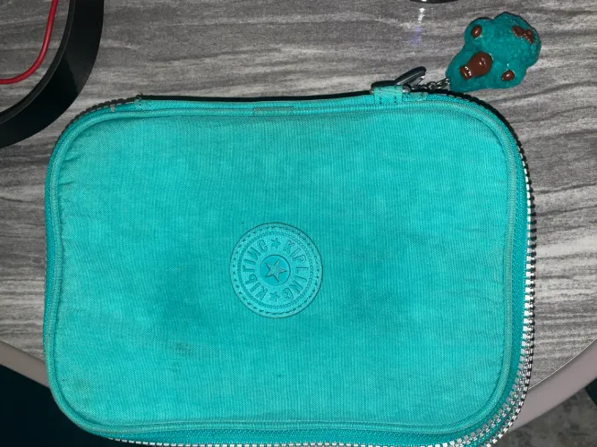 estojo kipling 100 pens usado 