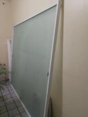 Divisória de vidro com alumínio branco