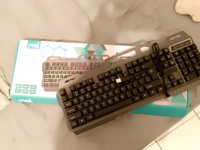 Teclado *com defeito* na caixa(sem mouse incluso)