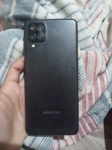 Celular bom com poucas marcas de uso