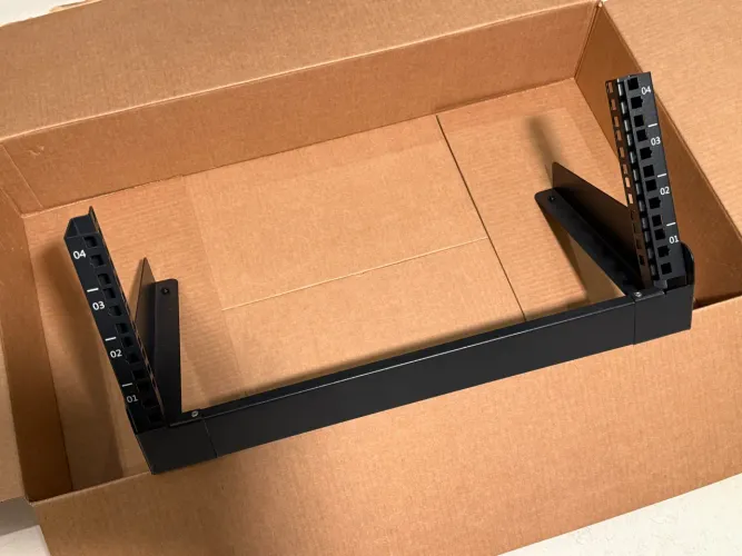 Mini Rack de Mesa 4U 19 Polegadas - Suporte para TI e Redes - Excelente Estado