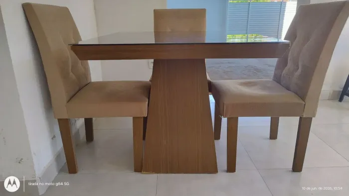 Mesa com tampo de vidro preto