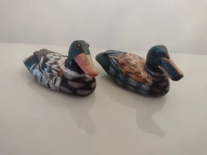 2 esculturas patinhos de madeira esculpidos a mão