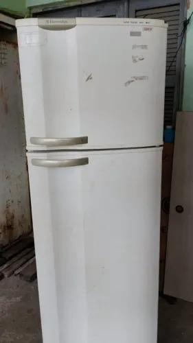 Vendo geladeira dúplex com defeito .