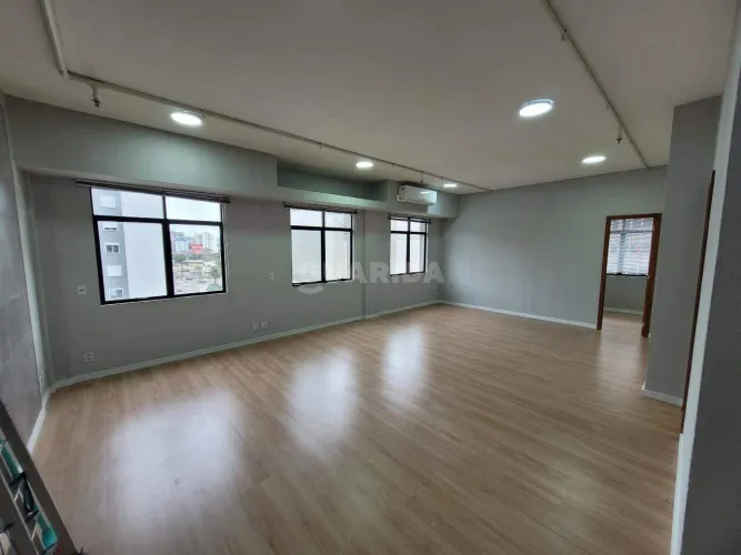 Sala comercial reformada no bairro Cristo Redentor!