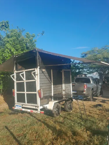 Reboque para 2 cavalos.