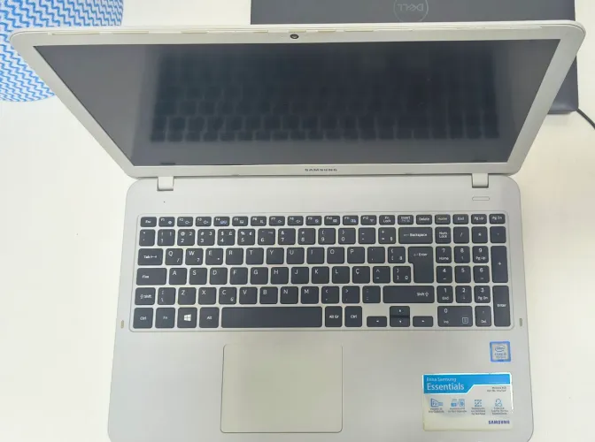 Notebook Samsung Essentials E30 Branco I3 7ª Ger 4GB RAM | SSD 120GB + Teclado Externo