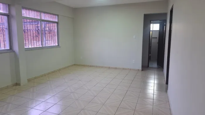 ALUGA-SE APARTAMENTO com 3 QUARTOS