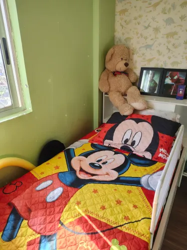 Cama com auxiliar em MDF, acompanha 2 colchões novos Bom Pasto, dois gavetões, baú, nichos