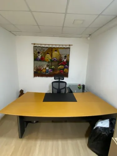Mesa Diretora Executiva Bortolini em L - Tampo Amadeirado e Vidro