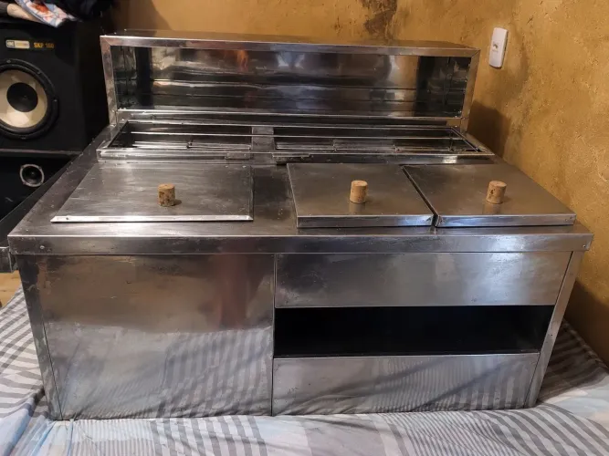 BALCÃO PARA CACHORRO-QUENTE EM AÇO INOX