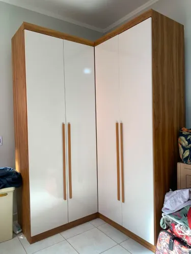 Guarda roupa de canto
