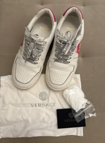tênis Versace feminino em couro branco