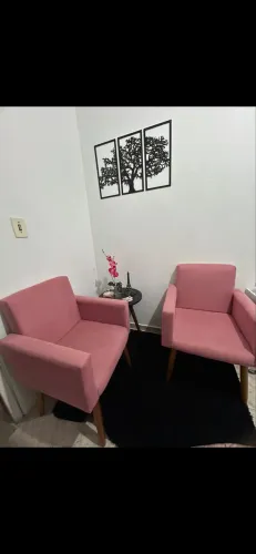 Cantinho de espera cadeiras e aparador rosa