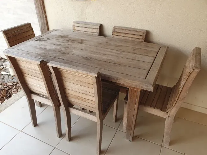 Mesa antiga com 6 cadeiras de madeira 