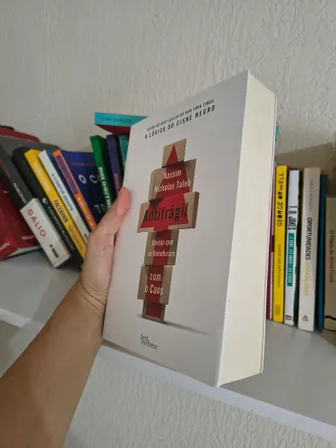 Livro Antifrágil - Nassim Nicholas Taleb (Excelente Estado)