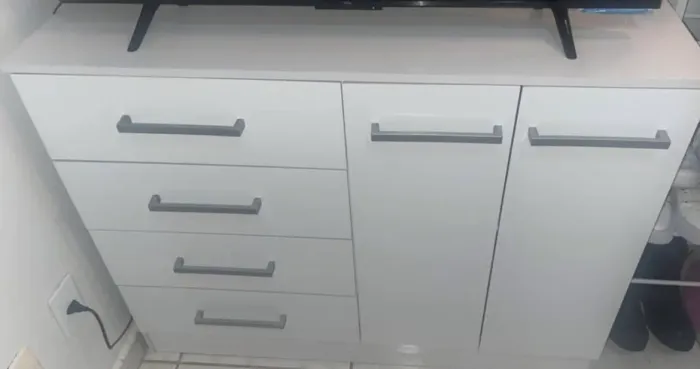 Vendo cômoda com 2 portas e 4 gavetas 