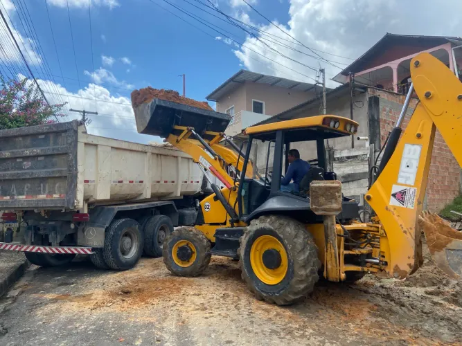 Retroescavadeira JCB 4x4 Traçada 2011. 