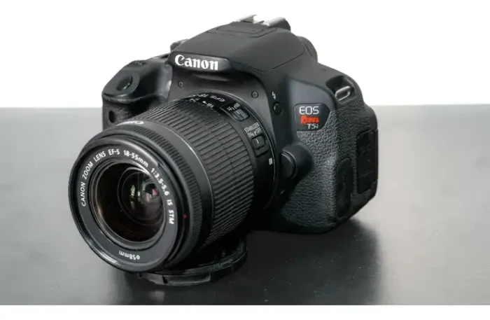 Câmera Canon T5i + Lente 18-55mm STM 2.900 Cliques