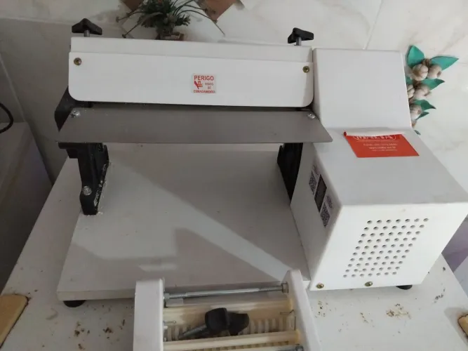 Vendo um silindro grande para massas engeral está novo usei duas vezes motivo a saúde