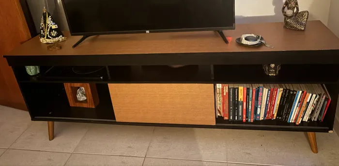 Rack Preto MDF com papel vinílico cor freijó