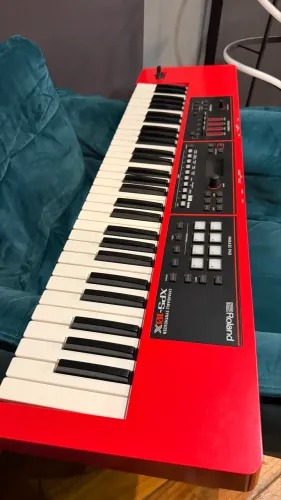 ROLAND XPS-10X VERMELHO | SINTETIZADOR EXPANSÍVEL