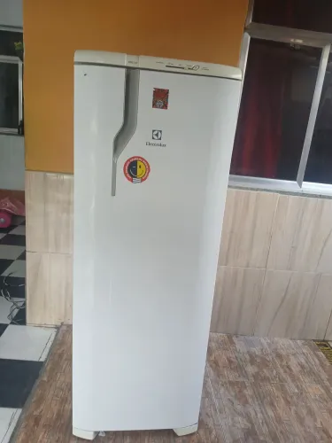 Baixei o preço. Geladeira eletrolux 280l