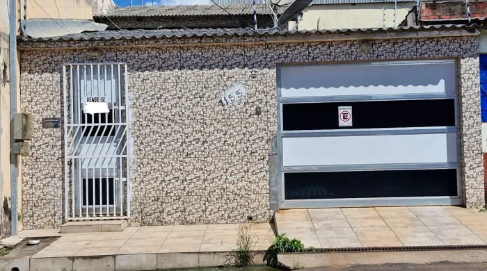 VENDE-SE CASA NO CENTRO