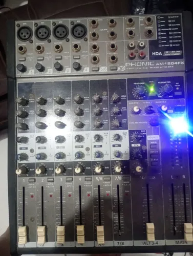 Mesa Phonic AM2204Fx 08 canais,