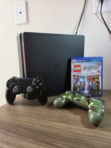PS4 slim + 2 controles