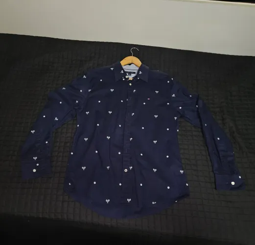 Camisa Tommy Hilfiger Masculina Azul Marinho Estampa Tênis (Original) - Tamanho M