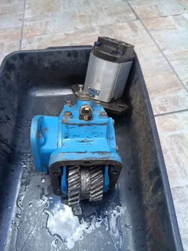 Tomada de força com bomba hidráulica 