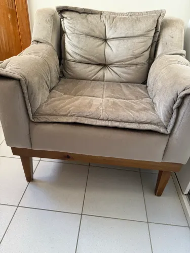 Poltrona Decorativa Bege | Confortável, Elegante e com Pés de Madeira