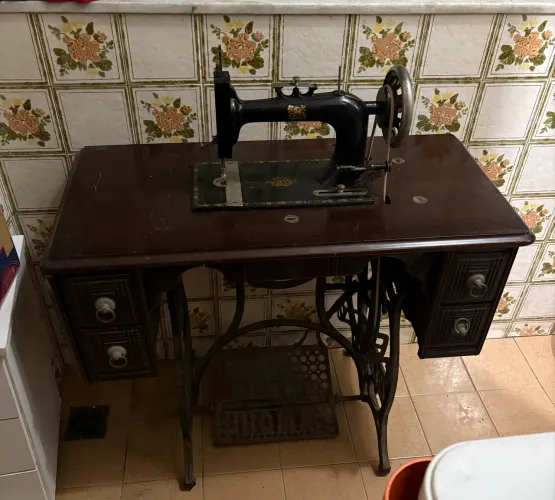 Maquina de costura lindíssima e funcionando