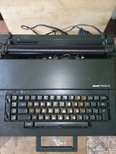 Máquina de datilografia OLIVETTI Praxis20 