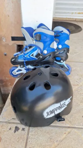 Patins infantil e capacete em ótimo estado