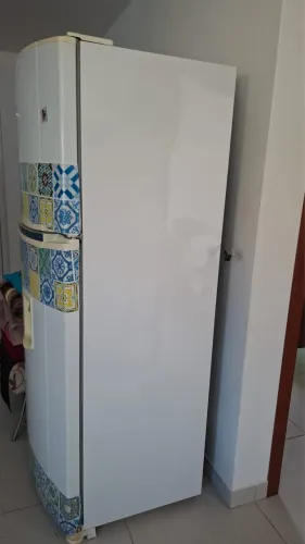 Vende se geladeira