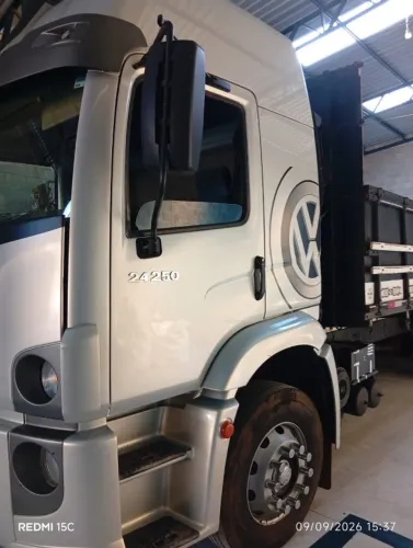 Vw 24250/11 cabine leito truck carroceria com 9 m